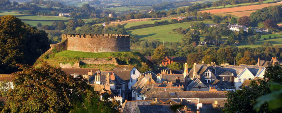 Totnes est une ville d'Angleterre qui agit localement contre la crise écologique. [historic-uk.com - DR]