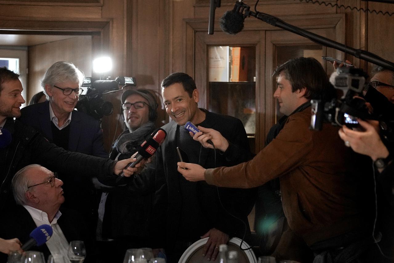 L'écrivain français Jean-Baptiste Andrea à son arrivée au restaurant Drouant, à Paris, après qu'il ait décroché le Prix Goncourt le 7 novembre 2023. [Keystone - Thibault Camus]