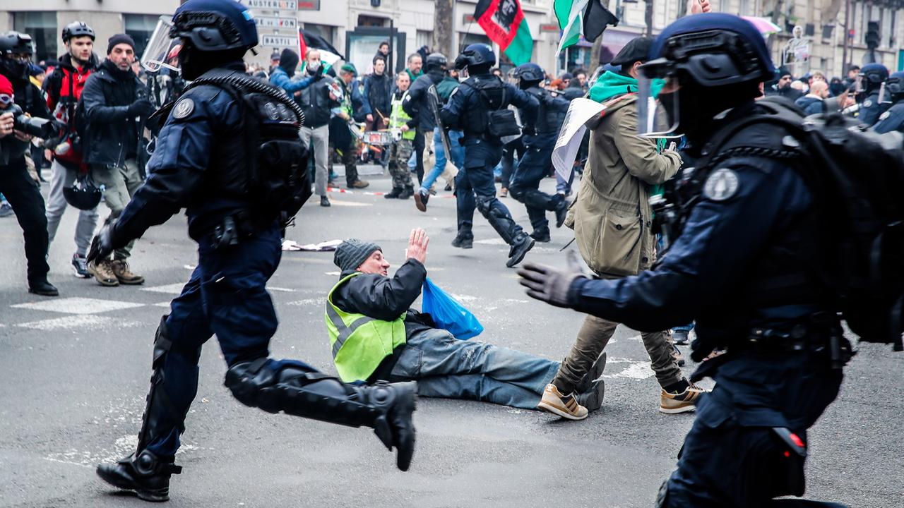 Un manifestant lors d'une nouvelle manifestation contre la réforme des retraites à Paris, le 11 mars 2023. [Keystone - TERESA SUAREZ]