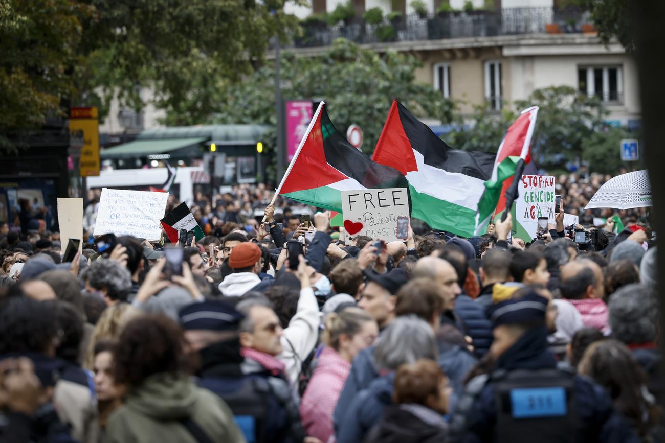 Des milliers de participants à un rassemblement pro-palestinien interdit à Paris. [Keystone - Thomas Padilla]