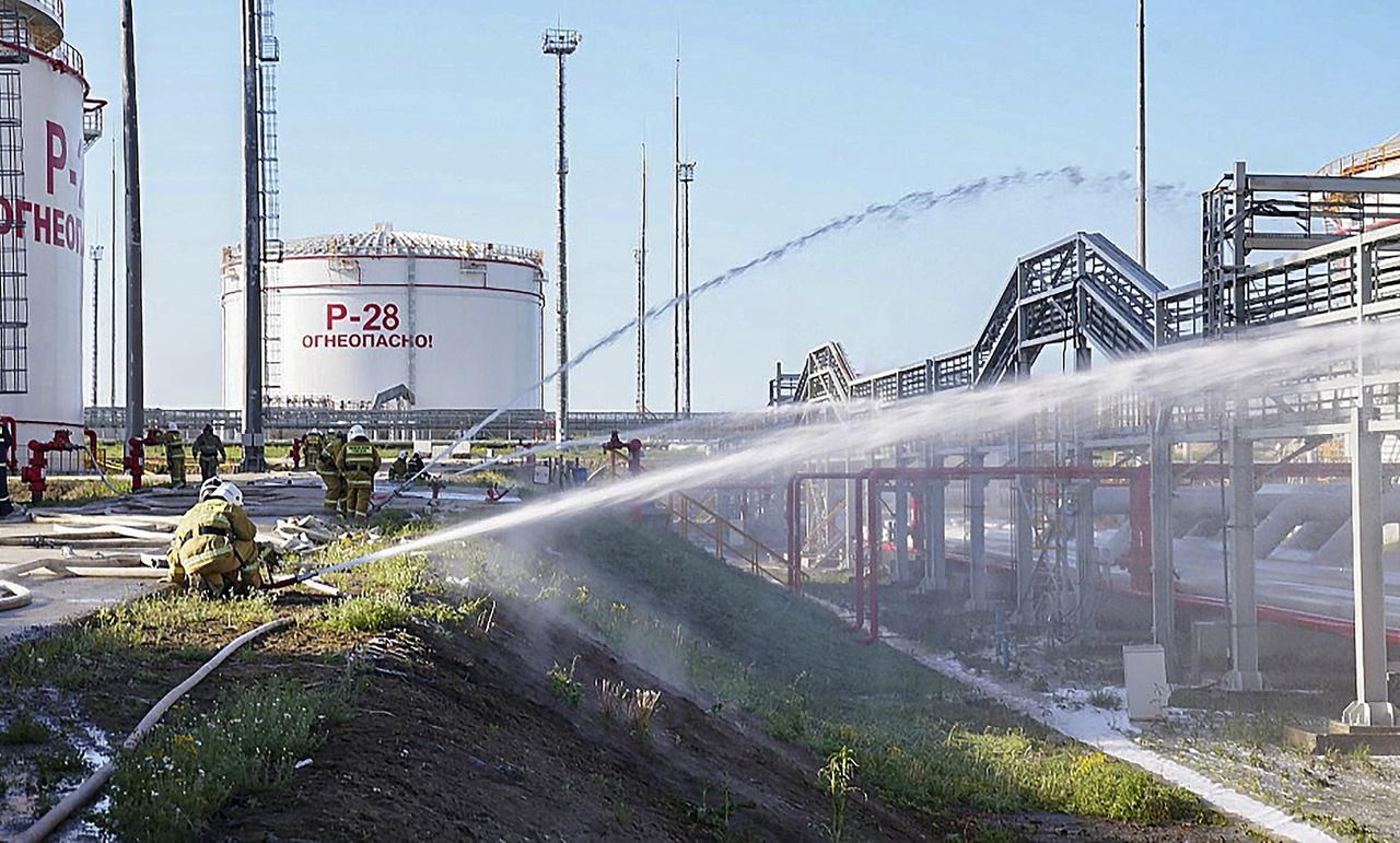 Des pompiers luttent contre le feu dans le dépôt pétrolier de Volna, proche de la péninsule de Crimée. [Keystone/EPA - Russian Foreign Ministry Press Service]