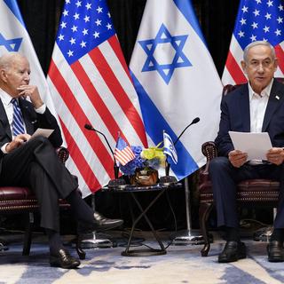 Joe Biden et Benjamin Netanyahu à Tel Aviv. [Keystone - AP Photo/Evan Vucci]