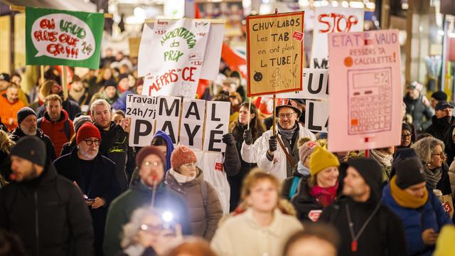 Environ 3500 personnes ont manifesté le 9 février 2023 à Lausanne pour réclamer une pleine indexation des salaires des employés de l'Etat vaudois au renchérissement du coût de la vie. [Keystone - Valentin Flauraud]