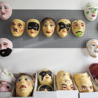 Le dernier atelier de fabrication de masques de carnaval en cire se trouve à Steinen (SZ). [Keystone - Alexandra Wey]
