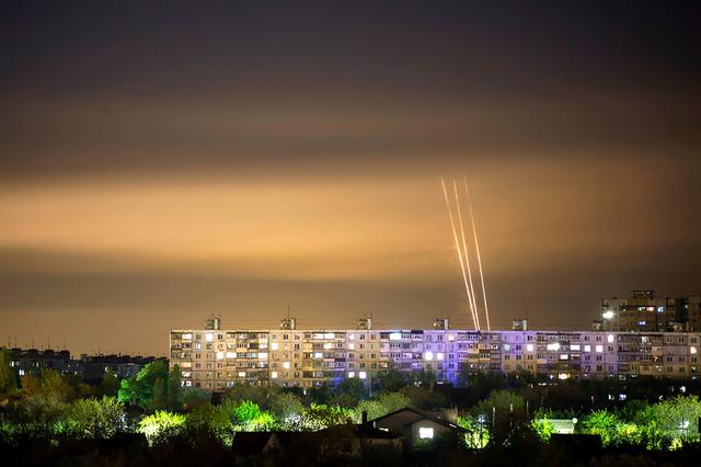 Des roquettes russes lancées depuis la région de Belgorod (image d'illustration). [Keystone/AP Photo - Vadim Belikov]