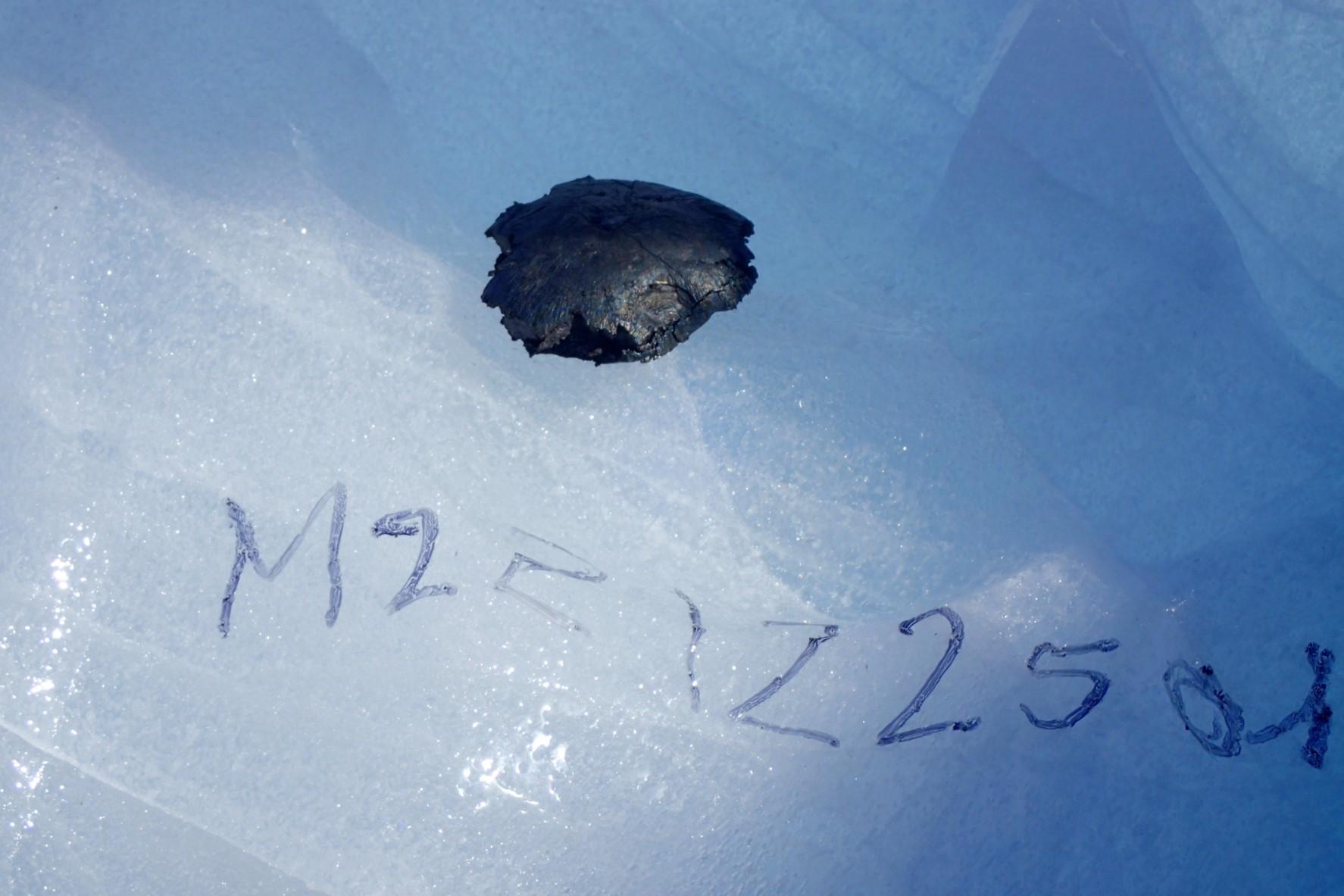 La première météorite trouvée pèse environ 150 grammes et possède une forme assez inhabituelle. L'équipe de recherche doit encore déterminer sa composition. [ETH Zürich - Maria Schönbächler]