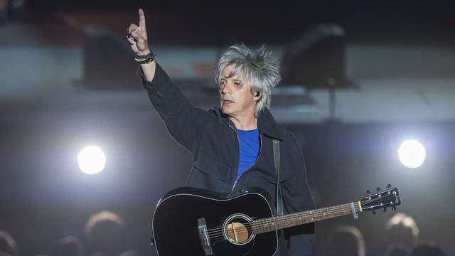 Le chanteur Nicolas Sirkis, leader du groupe français Indochine, sur la Grande scène du Paléo dimanche soir. [Keystone - Martial Trezzini]