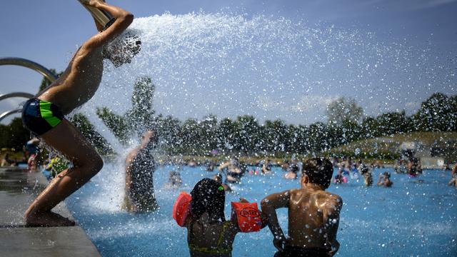 Les piscines romandes sont satisfaites de leur été. [Keystone - Laurent Gillieron]