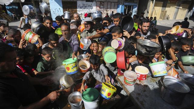 Des Palestiniens s'entassent dans l'attente d'une distribution de nourriture à Rafah, dans le sud de la bande de Gaza, mercredi 8 novembre 2023. [Keystone - AP Photo/Hatem Ali]