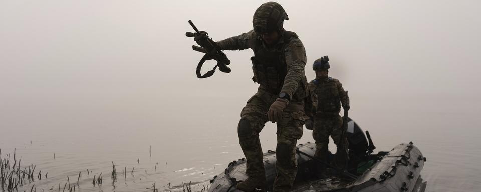 Des soldats ukrainiens sur le Dniper près de Kherson. [Keystone - AP Photo/Alex Babenko]