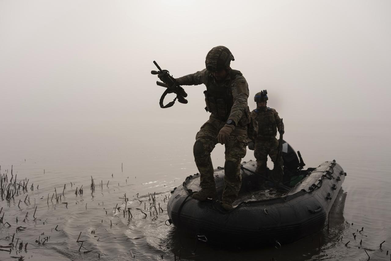 Des soldats ukrainiens sur le Dniper près de Kherson. [Keystone - AP Photo/Alex Babenko]