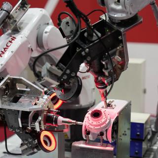 Des robots spécialisés dans l'industrie de l'assemblage technique de haute précision ont été présenté à Tokyo. [Keystone/EPA - Franck Robichon]