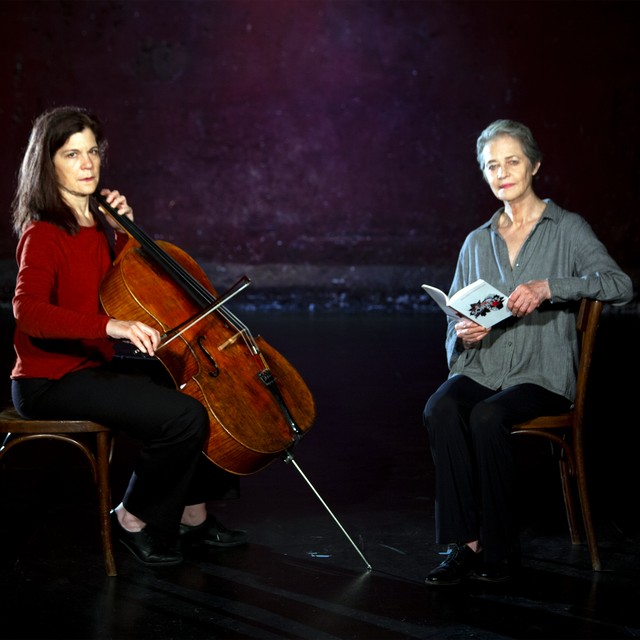La violoncelliste Sonia Wieder-Atherton et la comédienne Charlotte Rampling dans "Shakespeare à la lumière de Bach". [Quentin Balpe]