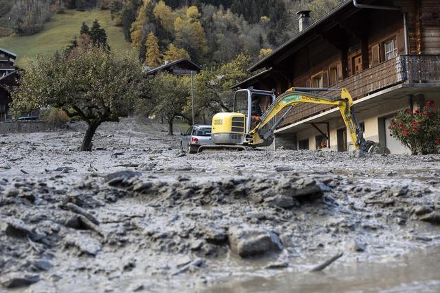 Dans le village chablaisien de Champéry (VS) , le torrent du Gleux a provoqué plusieurs laves torrentielles qui sont descendues jusque dans le village durant la nuit de mardi à mercredi. [keystone - Noemi Cinelli]