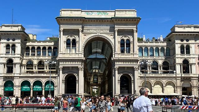 Des graffitis recouvrent la partie supérieure de la galerie Vittorio Emmanuele II à Milan. [Reuters - Viviana Venturi]