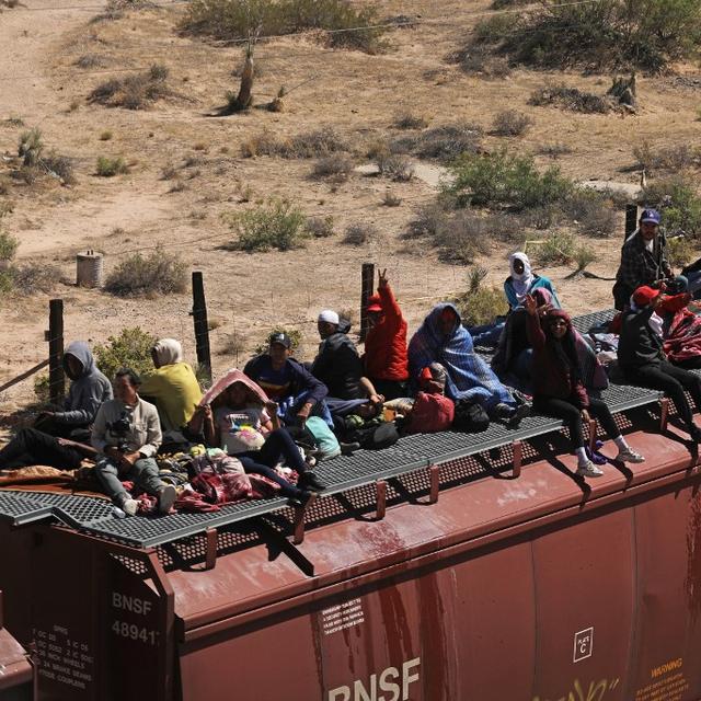 Plus d'un millier de migrants arrivent juchés sur un train à la frontière mexico-américaine. [AFP - HERIKA MARTINEZ]