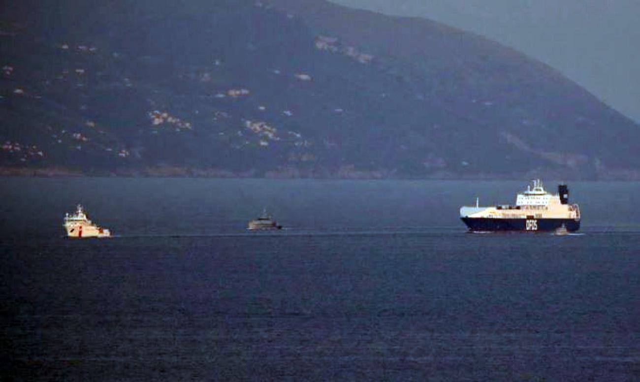 Le navire marchand turc Galata Seaways dans les eaux de Capri, près de Naples, en Italie. [Keystone - Cesare Abbate / EPA]