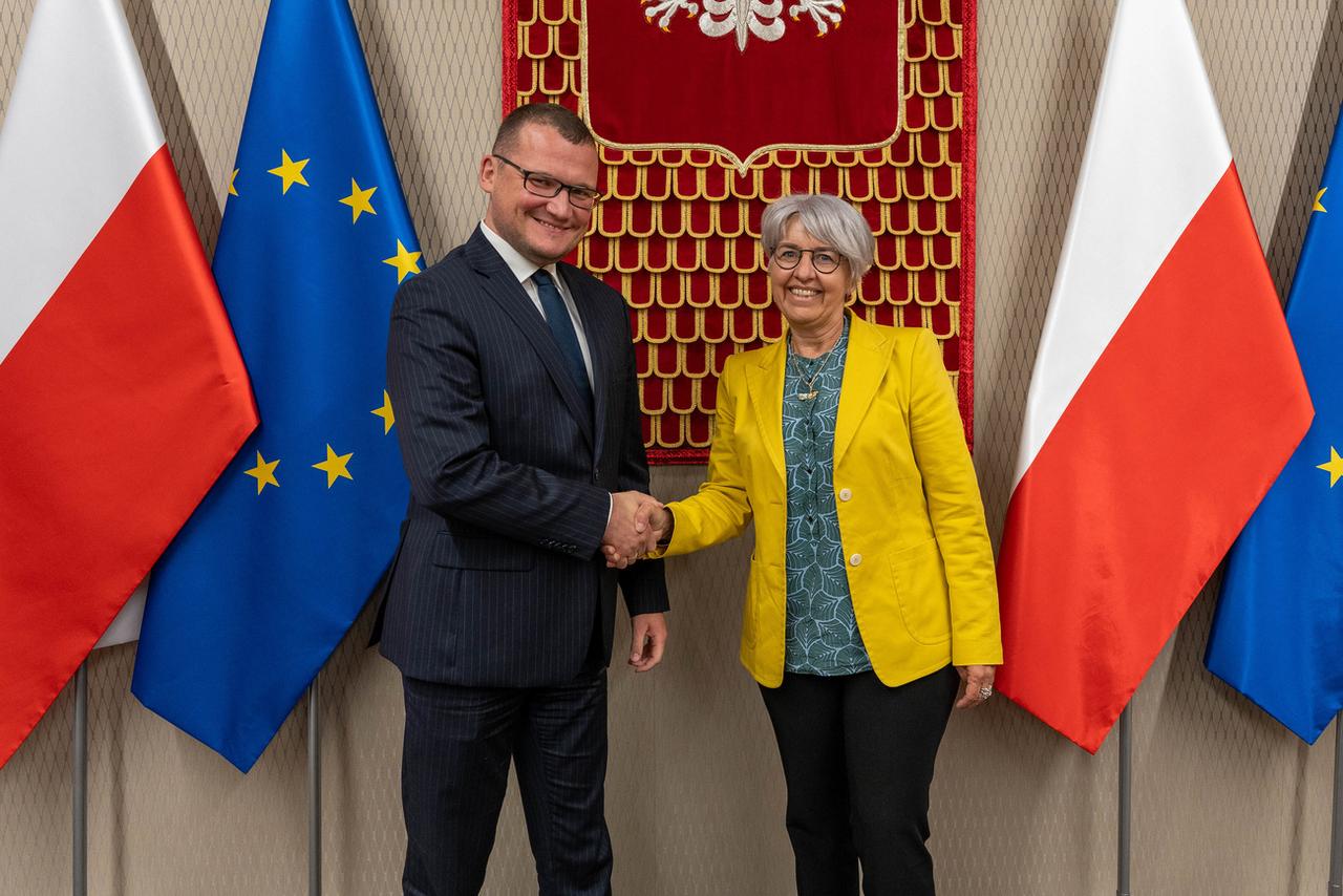 La conseillère fédérale Elisabeth Baume-Schneider a rencontré le vice-ministre polonais de l'Intérieur Pawel Szefernaker. [Keystone - EJPD]