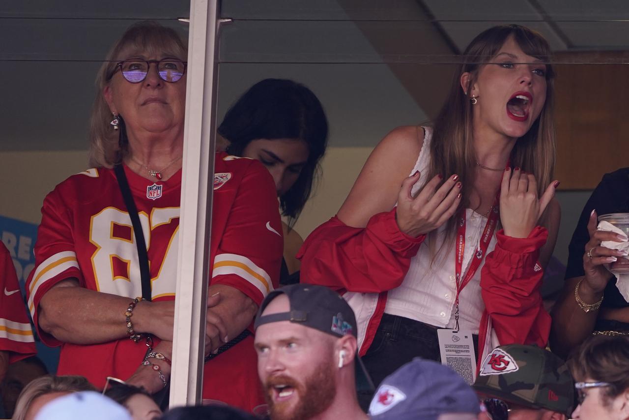 Taylor Swift assistant au match des Chiefs de Kansas City, le 24 septembre 2023. [KEYSTONE - ED ZURGA]