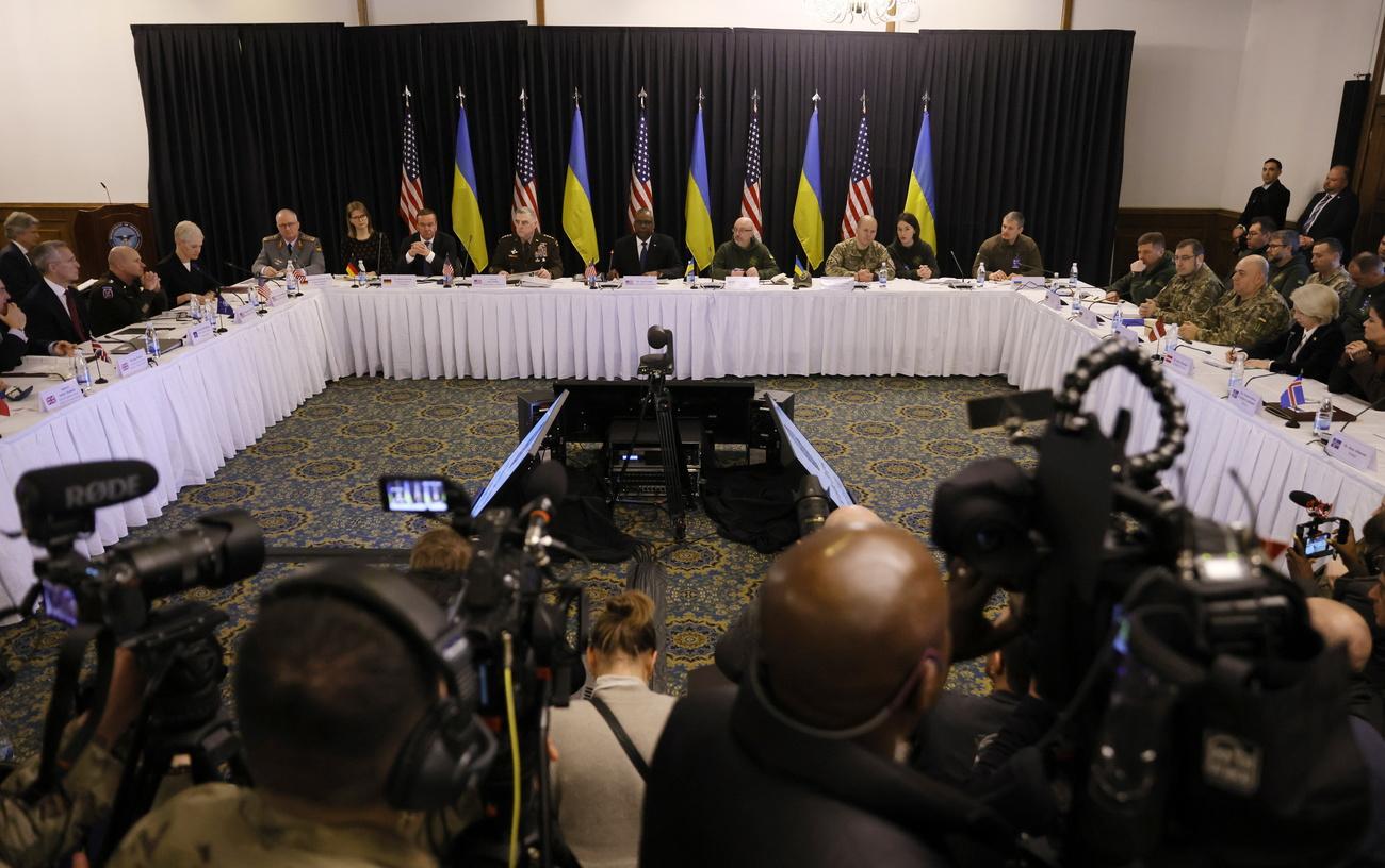 Le secrétaire d'Etat américain à la Défense Lloyd Austin et le ministre ukrainien de la Défense Oleksii Reznikov durant la réunion sur l'Ukraine à Ramstein, en Allemagne. [Keystone - EPA/Ronald Wittek]