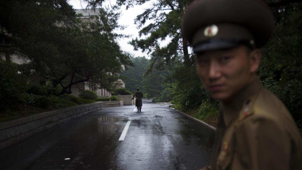 Deux soldats nord-coréens se baladent près du village de Panmunjeom dans la zone coréenne démilitarisée. [Keystone/AP Photo - David Guttenfelder]