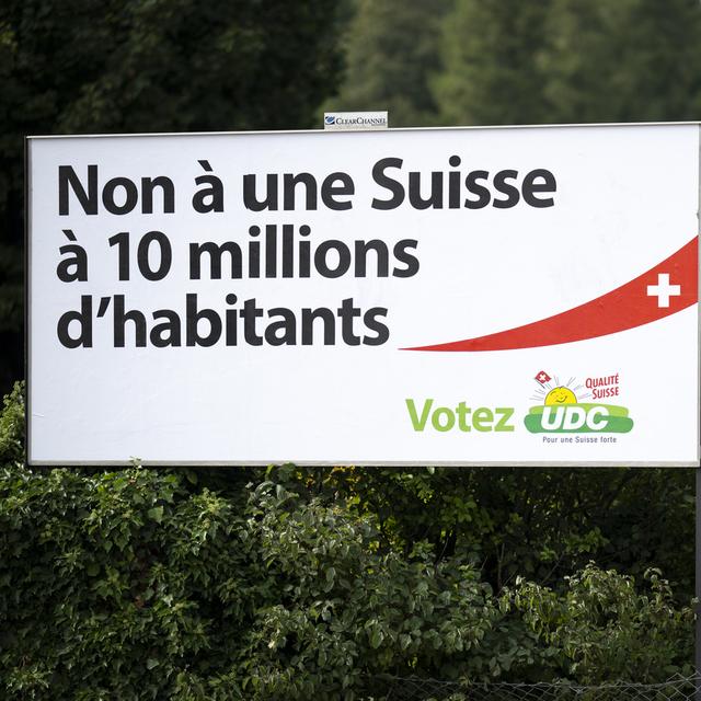 Une affiche électorale de l'UDC qui exprime sa volonté de limiter la croissance de la population suisse. [Keystone - Laurent Gillieron]