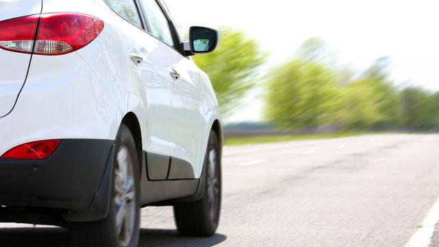 Une voiture roulant sur la route. [Depositphotos - Belchonock]