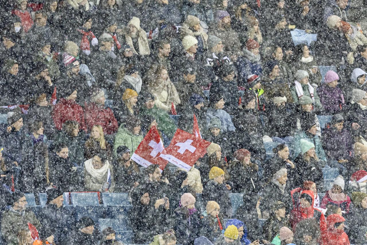 La neige s'est invitée à Lucerne pour cette rencontre. [Michael Buholzer]