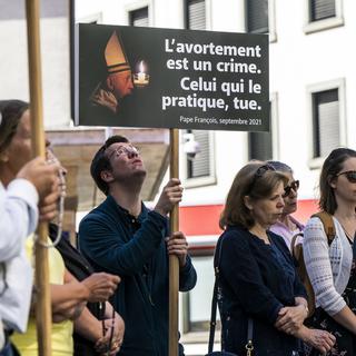 Des personnes manifestent lors d'un rassemblement anti-avortement, le 2 juillet 2022 à Genève. (image d'illustration) [Keystone - Martial Trezzini]