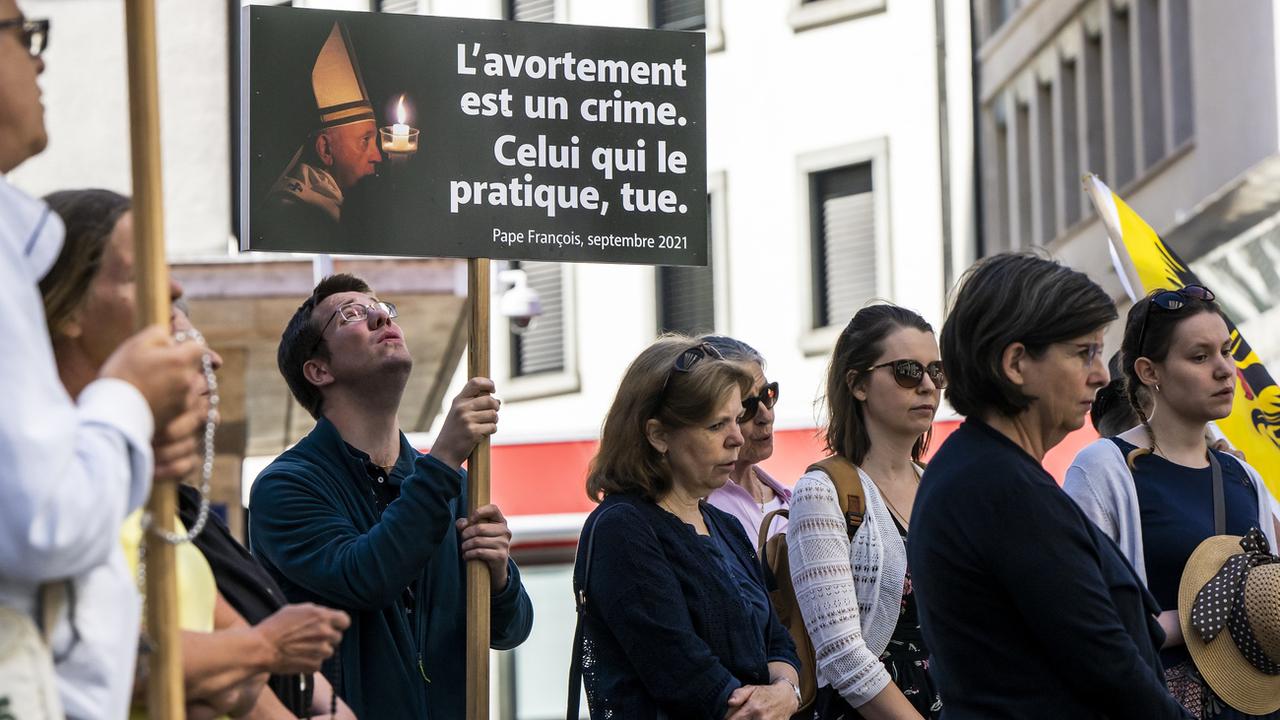 Des personnes manifestent lors d'un rassemblement anti-avortement, le 2 juillet 2022 à Genève. (image d'illustration) [Keystone - Martial Trezzini]
