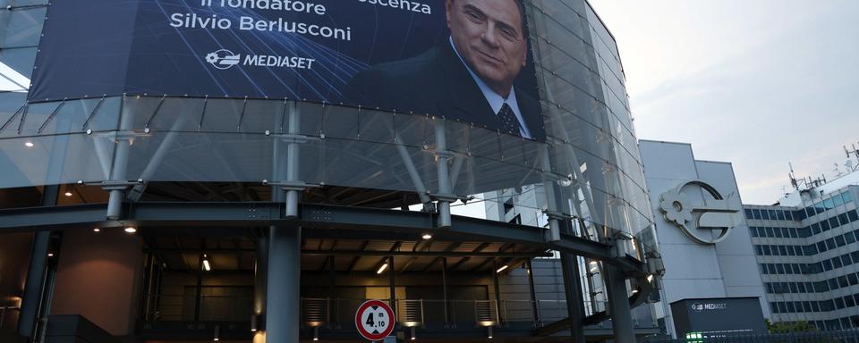 Pour la presse italienne, le décès de Silvio Berlusconi marque la "fin d'une époque". [Keystone - Matteo Bazzi]