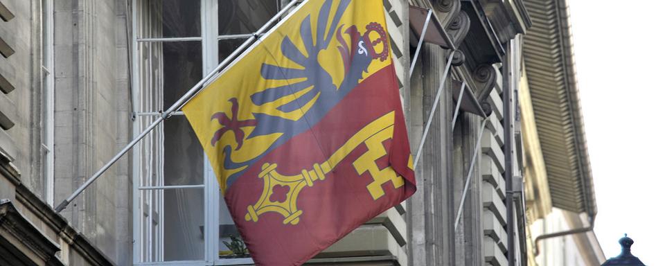 Le drapeau genevois photographié sur un bâtiment administratif en vielle ville de Genève, en 2010. [Martial Trezzini]