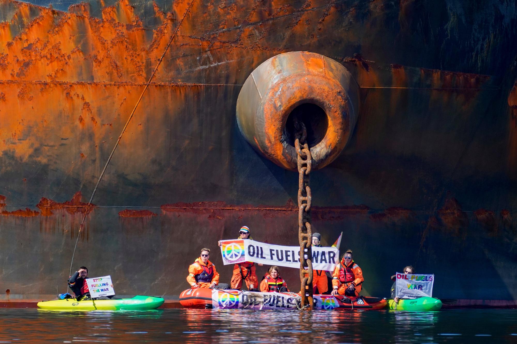 Des activistes de Greenpeace bloquent un navire livrant du pétrole russe en Norvège. [Reuters - Ole Berg-Rusten/NTB]