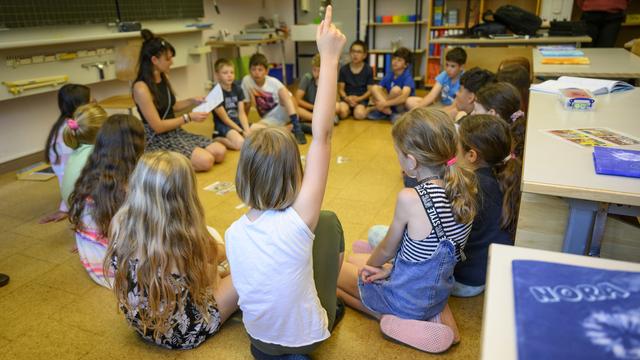 Une classe de 6P, soit des enfants de 9 à 10 ans, du collège intercommunal à Poliez-Pittet (VD) en juin 2023. [Keystone - Laurent Gilliéron]