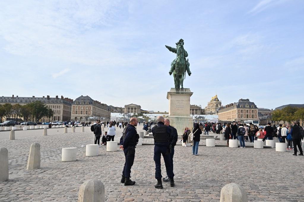 Le château de Versailles a par ailleurs de nouveau été la cible d'une alerte à la bombe mercredi. [AFP - Mustafa Yalcin / Anadolu]