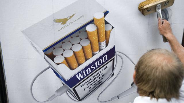 La publicité pour les cigarettes devrait être largement interdite dès l'année prochaine. [Keystone - Gaetan Bally]