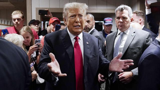 L'ancien président Donald Trump salue ses partisans avant de prendre la parole lors du Westside Conservative Breakfast, le 1er juin 2023, à Des Moines, dans l'Iowa. [Keystone - AP Photo/Charlie Neibergall, File]