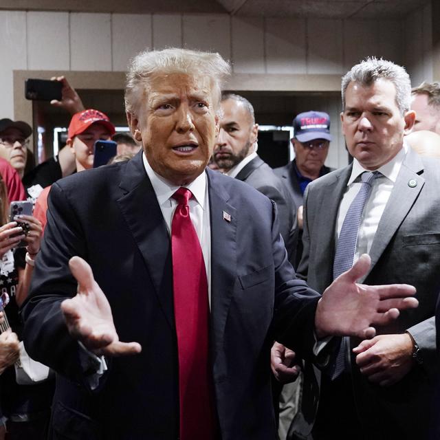 L'ancien président Donald Trump salue ses partisans avant de prendre la parole lors du Westside Conservative Breakfast, le 1er juin 2023, à Des Moines, dans l'Iowa. [Keystone - AP Photo/Charlie Neibergall, File]