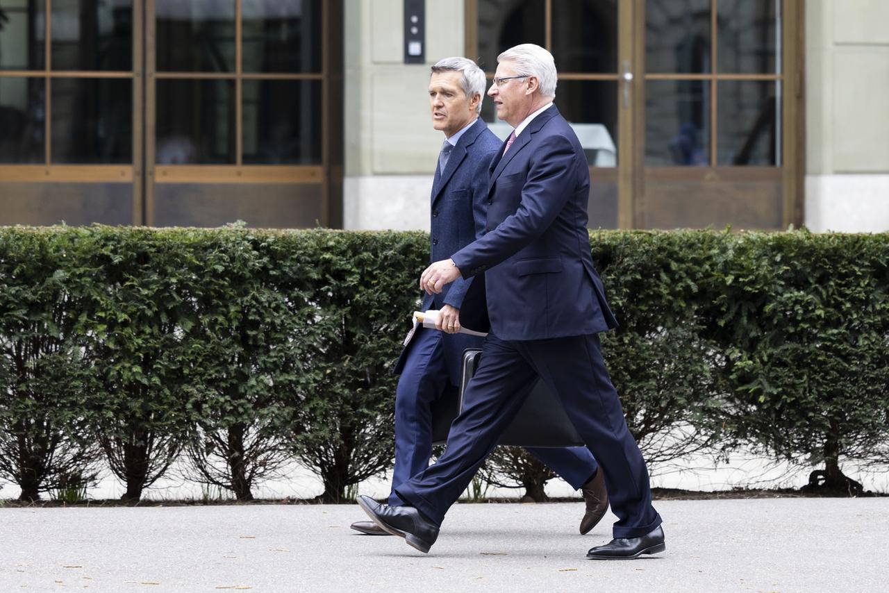 Lukas Gaehwiler, vice-président du Conseil d'administration d'UBS, et Markus Ronner, membre de la direction d'UBS, devant le Bernerhof, siège du Département fédéral des finances, le 19 mars 2023 à Berne. [KEYSTONE - PETER KLAUNZER]