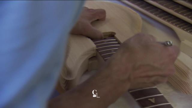 Un menuisier-charpentier valaisan passionné de musique s'est lancé dans la fabrication de guitares électriques haut de gamme