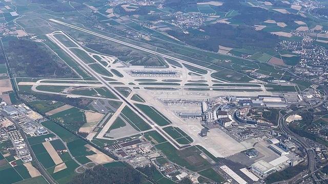 L'aéroport de Zurich compte 3 pistes, mais elles sont toutes plus courtes que celle de Genève. [Henry Töpel/CC BY-SA 4.0]