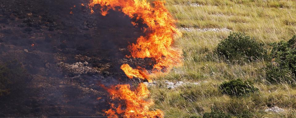 La chaleur et le feu étouffent la Sicile. [LaPresse via AP/ Keystone - Alberto Lo Bianco]