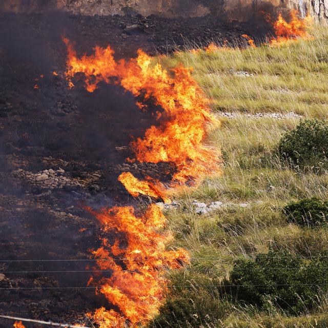 La chaleur et le feu étouffent la Sicile. [LaPresse via AP/ Keystone - Alberto Lo Bianco]