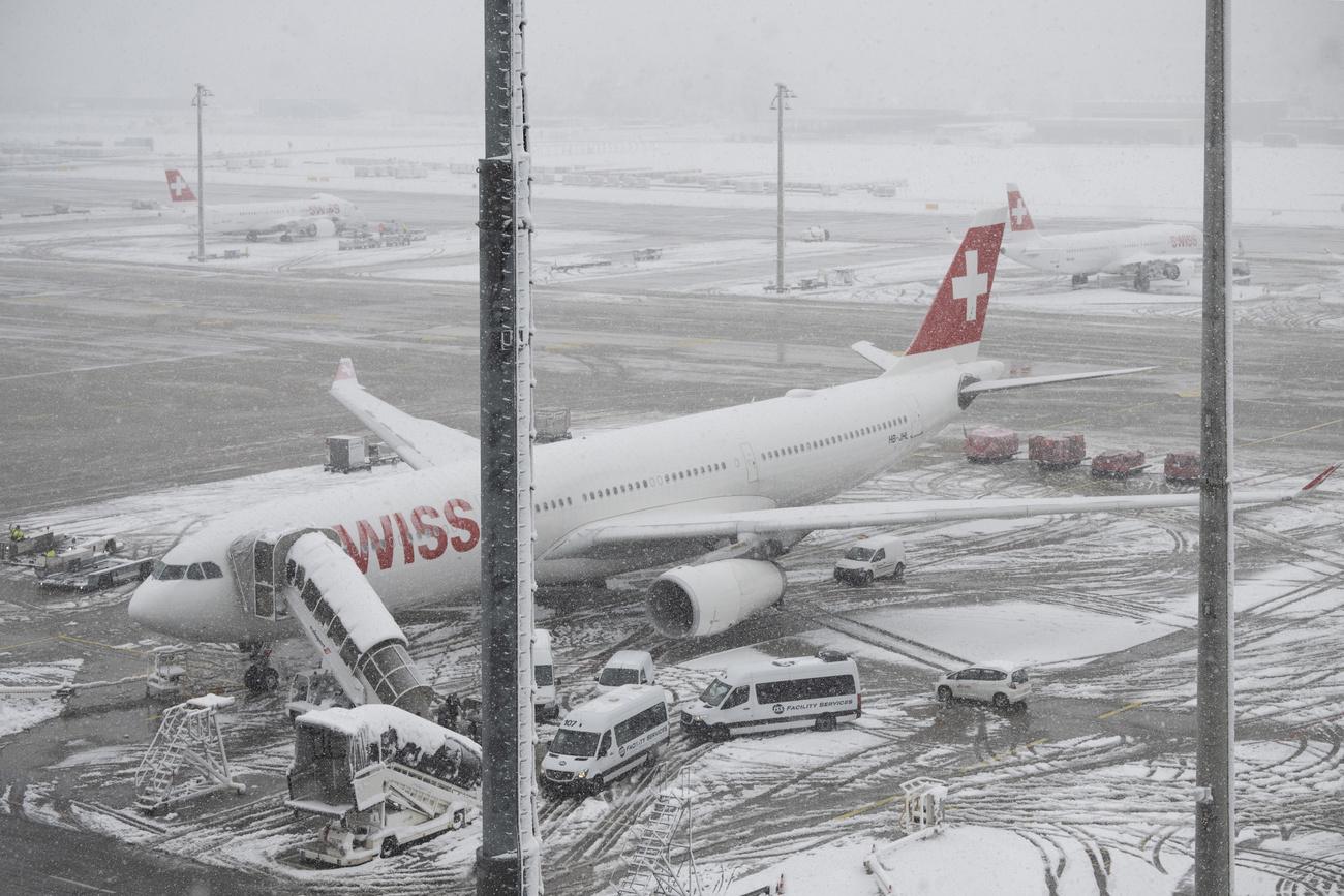 L'aéroport de Zurich a été fortement perturbé par des chutes de neige. [Keystone - Ennio Leanza]
