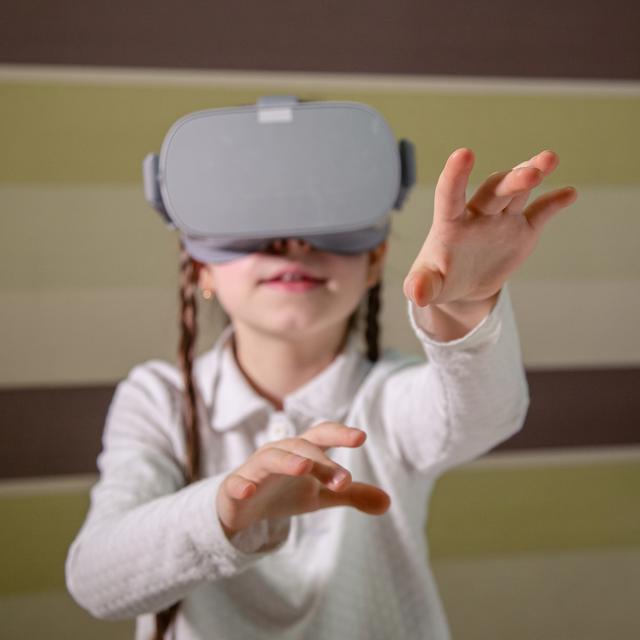Une petit fille avec un casque de réalité virtuelle (image d'illustration). [Depositphotos - LiubovYashkir]
