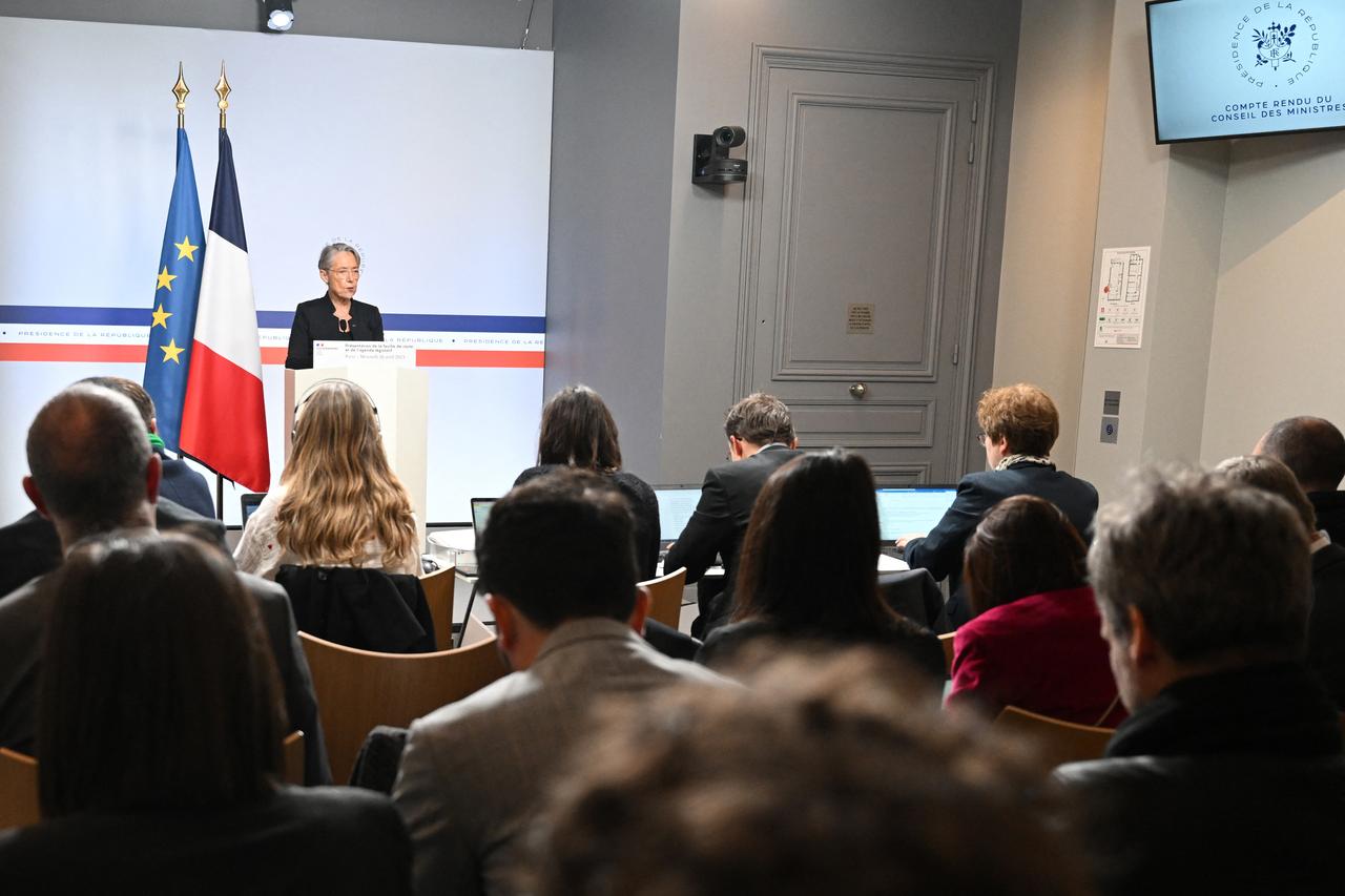 C'est dans une salle exiguë d'une annexe de l'Élysée habituellement dédiée au compte-rendu du Conseil des ministres, et non à l'Hôtel Matignon, que la Première ministre a présenté son agenda pour les semaines et mois à venir. [AFP - BERTRAND GUAY]