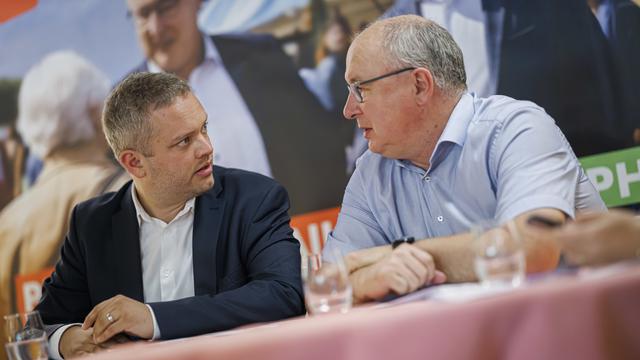 Pierre-Yves Maillard (droite) et Raphaël Mahaim (gauche) ont lancé leur campagne pour l'élection au Conseil des Etats. [Keystone - Valentin Flauraud]