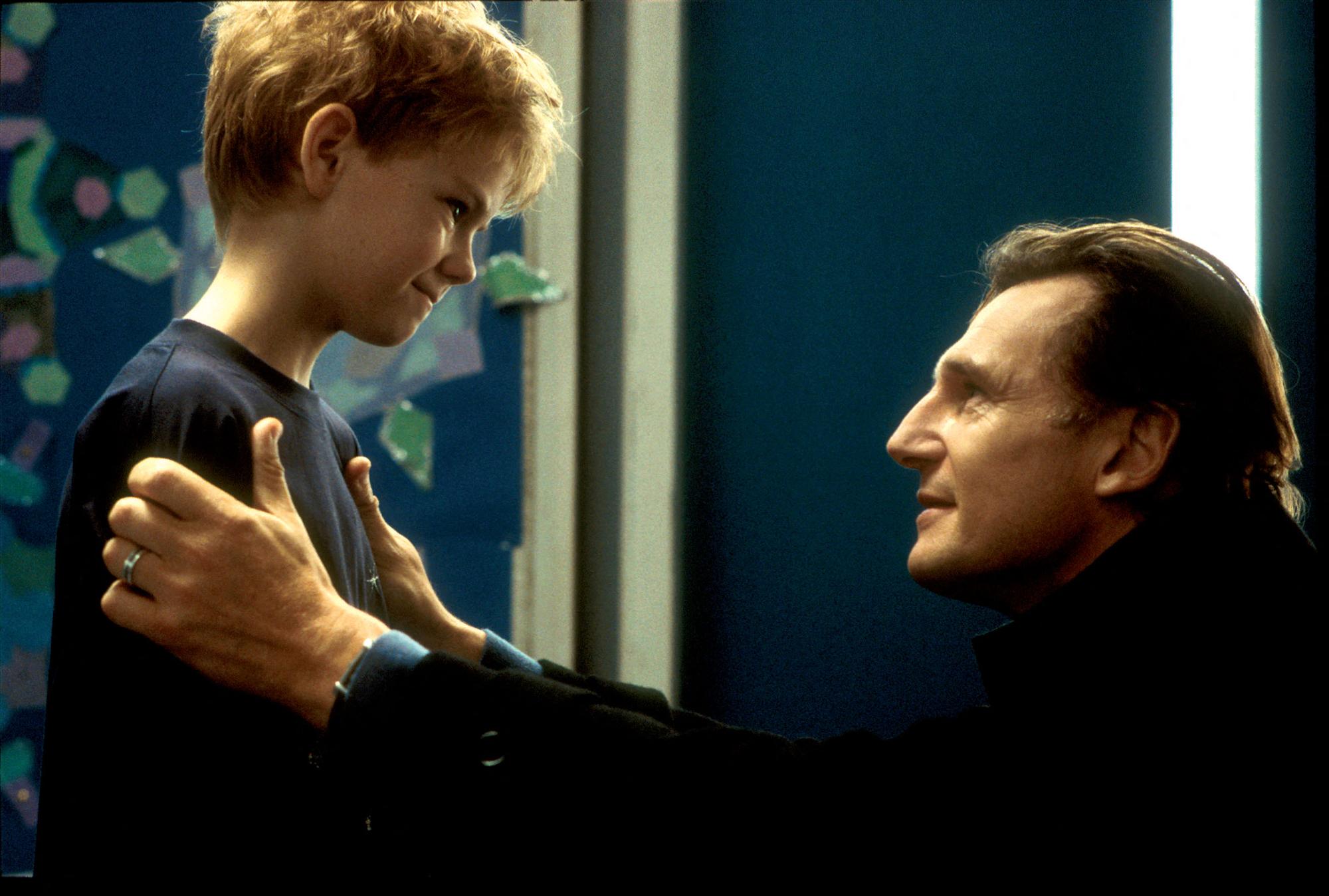 Thomas Sangster et Liam Neeson dans "Love Actually". [AFP - Archives du 7eme Art / Photo12]