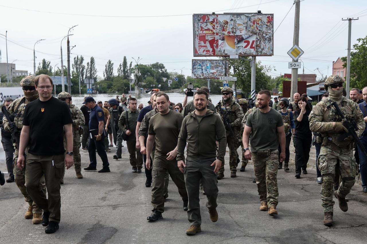 Zelensky dans la région touchée par les inondations. [KEYSTONE - MYKOLA TYMCHENKO]