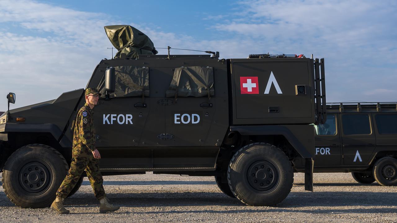 Le Kosovo verrait d'un bon oeil une hausse du nombre de soldats suisses au sein de la KFOR. [Keystone - Jean-Christophe Bott]